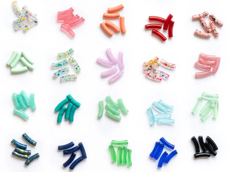 Réalisez des bijoux avec ce lot de perles tubes opaques corail !